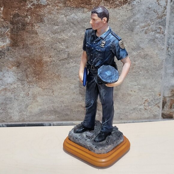 Vanmark Blue Hats of Bravery Police Officer Figurine 2001 Wood Base - Picture 13 of 14